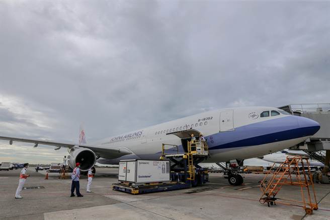 府自购136万剂COVID-19的AZ（AstraZeneca，阿斯特捷利康）疫苗，13日由华航CI834班机以客机载货方式运送，班机从泰国曼谷起飞后，于下午3时49分运抵桃园国际机场，疫苗分为三个货盘，在完成通关作业后，送指定冷储物流中心存放。（陈麒全摄）