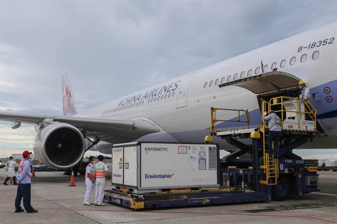 府自购136万剂COVID-19的AZ（AstraZeneca，阿斯特捷利康）疫苗，13日由华航CI834班机以客机载货方式运送，班机从泰国曼谷起飞后，于下午3时49分运抵桃园国际机场，疫苗分为三个货盘，在完成通关作业后，送指定冷储物流中心存放。（陈麒全摄）