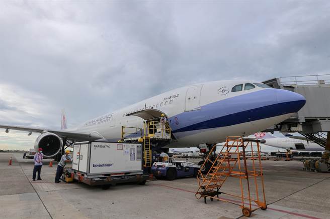 府自购136万剂COVID-19的AZ（AstraZeneca，阿斯特捷利康）疫苗，13日由华航CI834班机以客机载货方式运送，班机从泰国曼谷起飞后，于下午3时49分运抵桃园国际机场，疫苗分为三个货盘，在完成通关作业后，送指定冷储物流中心存放。（陈麒全摄）