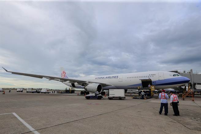 府自购136万剂COVID-19的AZ（AstraZeneca，阿斯特捷利康）疫苗，13日由华航CI834班机以客机载货方式运送，班机从泰国曼谷起飞后，于下午3时49分运抵桃园国际机场，疫苗分为三个货盘，在完成通关作业后，送指定冷储物流中心存放。（陈麒全摄）