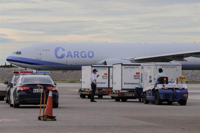 府自购136万剂COVID-19的AZ（AstraZeneca，阿斯特捷利康）疫苗，13日由华航CI834班机以客机载货方式运送，班机从泰国曼谷起飞后，于下午3时49分运抵桃园国际机场，疫苗分为三个货盘，在完成通关作业后，送指定冷储物流中心存放。（陈麒全摄）