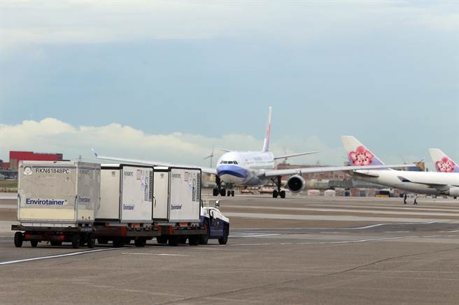 府自购136万剂COVID-19的AZ（AstraZeneca，阿斯特捷利康）疫苗，13日由华航CI834班机以客机载货方式运送，班机从泰国曼谷起飞后，于下午3时49分运抵桃园国际机场，疫苗分为三个货盘，在完成通关作业后，送指定冷储物流中心存放。（陈麒全摄）