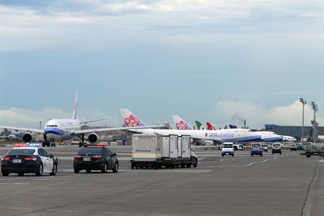 府自购136万剂COVID-19的AZ（AstraZeneca，阿斯特捷利康）疫苗，13日由华航CI834班机以客机载货方式运送，班机从泰国曼谷起飞后，于下午3时49分运抵桃园国际机场，疫苗分为三个货盘，在完成通关作业后，送指定冷储物流中心存放。（陈麒全摄）