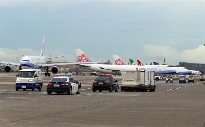 府自购136万剂COVID-19的AZ（AstraZeneca，阿斯特捷利康）疫苗，13日由华航CI834班机以客机载货方式运送，班机从泰国曼谷起飞后，于下午3时49分运抵桃园国际机场，疫苗分为三个货盘，在完成通关作业后，送指定冷储物流中心存放。（陈麒全摄）