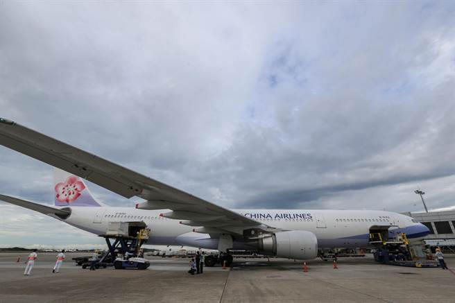 府自购136万剂COVID-19的AZ（AstraZeneca，阿斯特捷利康）疫苗，13日由华航CI834班机以客机载货方式运送，班机从泰国曼谷起飞后，于下午3时49分运抵桃园国际机场，疫苗分为三个货盘，在完成通关作业后，送指定冷储物流中心存放。（陈麒全摄）