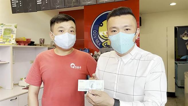 江和樹指出，他把3倍券的200元券，拿去買飲料，果然老闆沒認出來是不能使用的三倍券。（江和樹提供／黃國峰台中傳真）