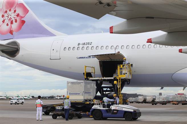 府自购136万剂COVID-19的AZ（AstraZeneca，阿斯特捷利康）疫苗，13日由华航CI834班机以客机载货方式运送，班机从泰国曼谷起飞后，于下午3时49分运抵桃园国际机场，疫苗分为三个货盘，在完成通关作业后，送指定冷储物流中心存放。（陈麒全摄）
