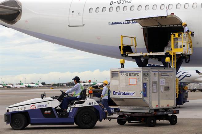 府自购136万剂COVID-19的AZ（AstraZeneca，阿斯特捷利康）疫苗，13日由华航CI834班机以客机载货方式运送，班机从泰国曼谷起飞后，于下午3时49分运抵桃园国际机场，疫苗分为三个货盘，在完成通关作业后，送指定冷储物流中心存放。（陈麒全摄）