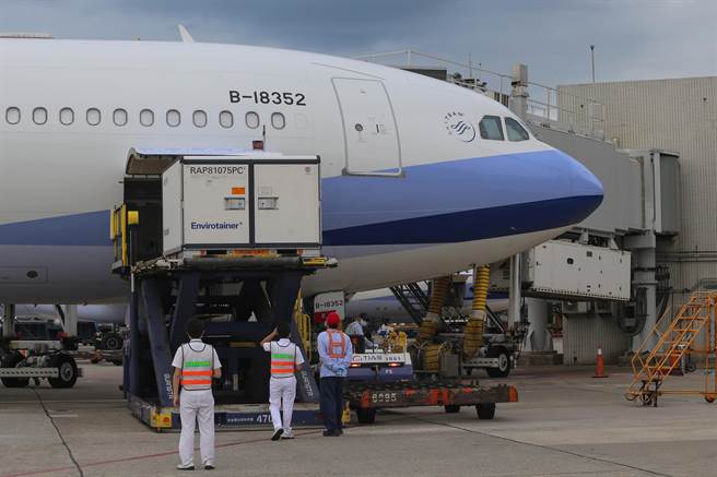 府自购136万剂COVID-19的AZ（AstraZeneca，阿斯特捷利康）疫苗，13日由华航CI834班机以客机载货方式运送，班机从泰国曼谷起飞后，于下午3时49分运抵桃园国际机场，疫苗分为三个货盘，在完成通关作业后，送指定冷储物流中心存放。（陈麒全摄）