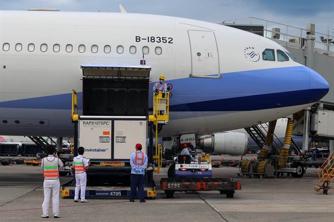 府自购136万剂COVID-19的AZ（AstraZeneca，阿斯特捷利康）疫苗，13日由华航CI834班机以客机载货方式运送，班机从泰国曼谷起飞后，于下午3时49分运抵桃园国际机场，疫苗分为三个货盘，在完成通关作业后，送指定冷储物流中心存放。（陈麒全摄）