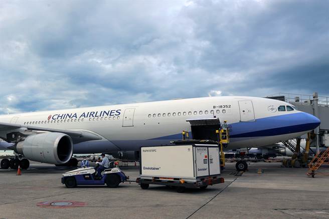 府自购136万剂COVID-19的AZ（AstraZeneca，阿斯特捷利康）疫苗，13日由华航CI834班机以客机载货方式运送，班机从泰国曼谷起飞后，于下午3时49分运抵桃园国际机场，疫苗分为三个货盘，在完成通关作业后，送指定冷储物流中心存放。（陈麒全摄）