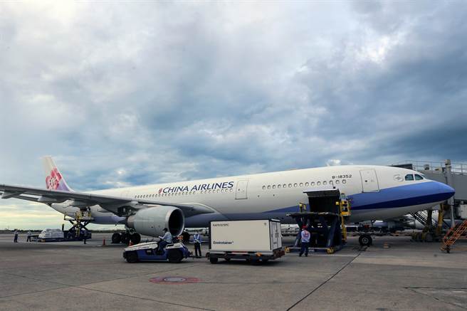 府自购136万剂COVID-19的AZ（AstraZeneca，阿斯特捷利康）疫苗，13日由华航CI834班机以客机载货方式运送，班机从泰国曼谷起飞后，于下午3时49分运抵桃园国际机场，疫苗分为三个货盘，在完成通关作业后，送指定冷储物流中心存放。（陈麒全摄）