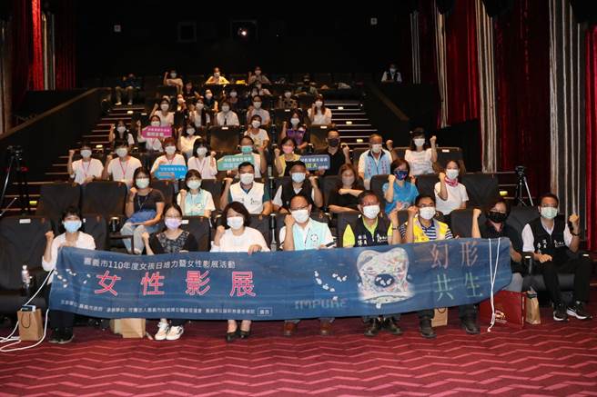 2021年嘉义市女性影展今天在秀泰影城首映，市长黄敏惠出席。（廖素慧摄）