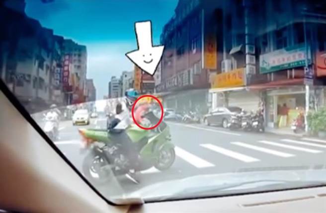 重機騎士停在行人穿越道前，護衛老人家過馬路。（截自臉書《●【爆廢公社二館】●》）