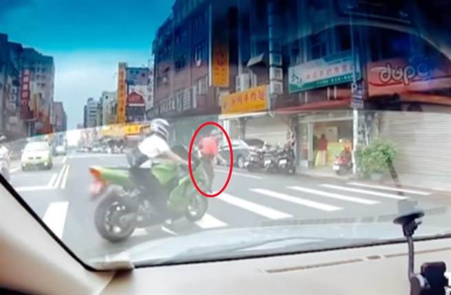 重機騎士亦步亦趨護衛老人家過馬路。（截自臉書《●【爆廢公社二館】●》）