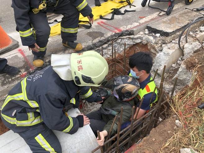 金門機車女騎士掉落施工中的水溝涵洞，四周插滿剛綁好的鋼筋，幸運只有手腳擦傷並無大礙。（金門縣消防局提供）