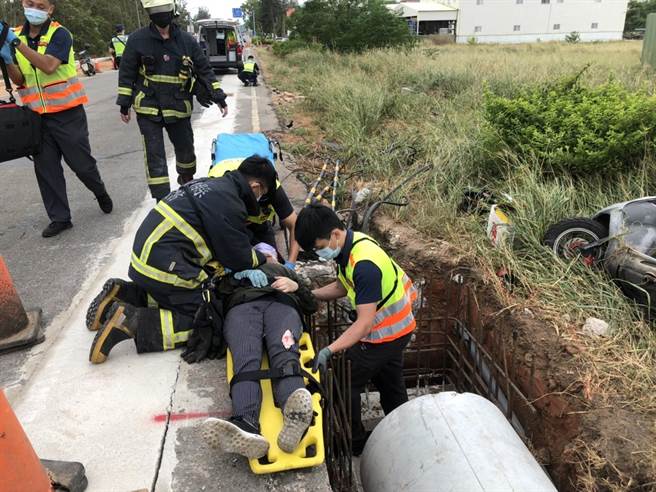 救護人員用頸圈、長背板固定後，小心翼翼協助脫困。（金門縣消防局提供）