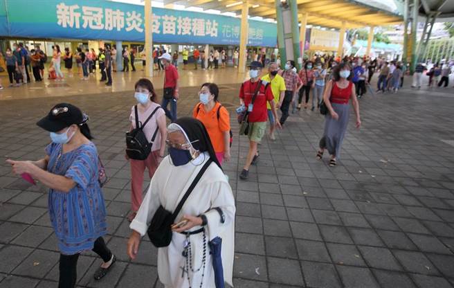 台北市13日起开放花博接种站为长者施莫德纳以及AZ两种疫苗。不过一早就有许多长者提前来排队，加上现场规划的动线相当混乱，现场有长者表示，排队2个多小时还没排到，引发民眾痛批，骂声连连。（张铠乙摄）