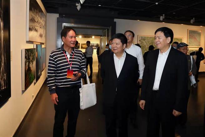 10月12日，第二届海峡两岸影像文化周在浙江美术馆开幕，中共中央台办、国务院台办副主任龙明彪(中)、浙江省委副书记黄建发(右一)出席开幕仪式并参观主题摄影展。（照片由中国台湾网提供）