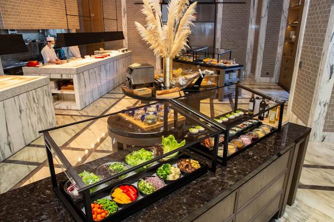 迎接疫後內需熱潮，台北萬豪酒店自助餐廳Garden Kitchen宣布重新開門迎客。（萬豪提供）