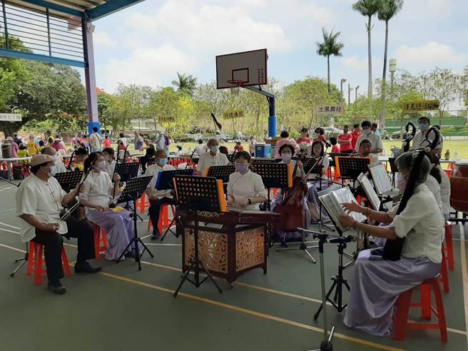 台南市善化乐龄学习中心国乐社团应邀至社区表演。（台南市善化乐龄学习中心提供／刘秀芬台南传真）