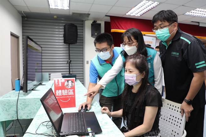 嘉義縣政府與國發會「My Data數位服務個人化平台」合作，打造「嘉義縣一站式便民服務網」，財稅局也把民眾最相關的稅務申辦項目結合 MyData平台應用，鼓勵民眾以網路替代馬路。（嘉義縣政府提供∕呂妍庭嘉義傳真）