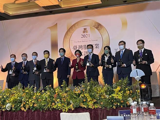 工商時報主辦第十屆「臺灣服務業大評鑑」今（13）日舉行頒獎典禮，副總統賴清德親臨頒獎給金牌企業。（圖／邱莉玲）
