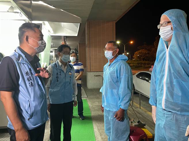 金門機場明起暫停到站快篩，楊鎮浯縣長晚間赴現場慰問工作團隊辛勞。（金門縣府提供）