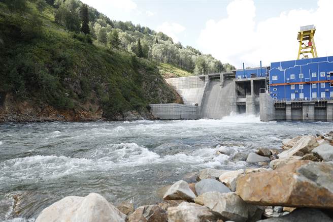 大陆注入的大笔资金，其中绝大部分流入高速公路、港口、铁路与大坝等一带一路基础设施项目。图为大陆投资、由陆企承建的水力发电厂。(图/新华社)