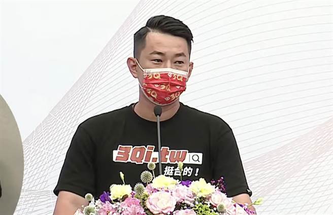 立法委员陈柏惟罢免案公办电视说明会13日晚7时登场，被罢免人陈柏惟针对质疑一一反驳。（翻摄自台中市选委会直播画面／黄国峰台中传真）