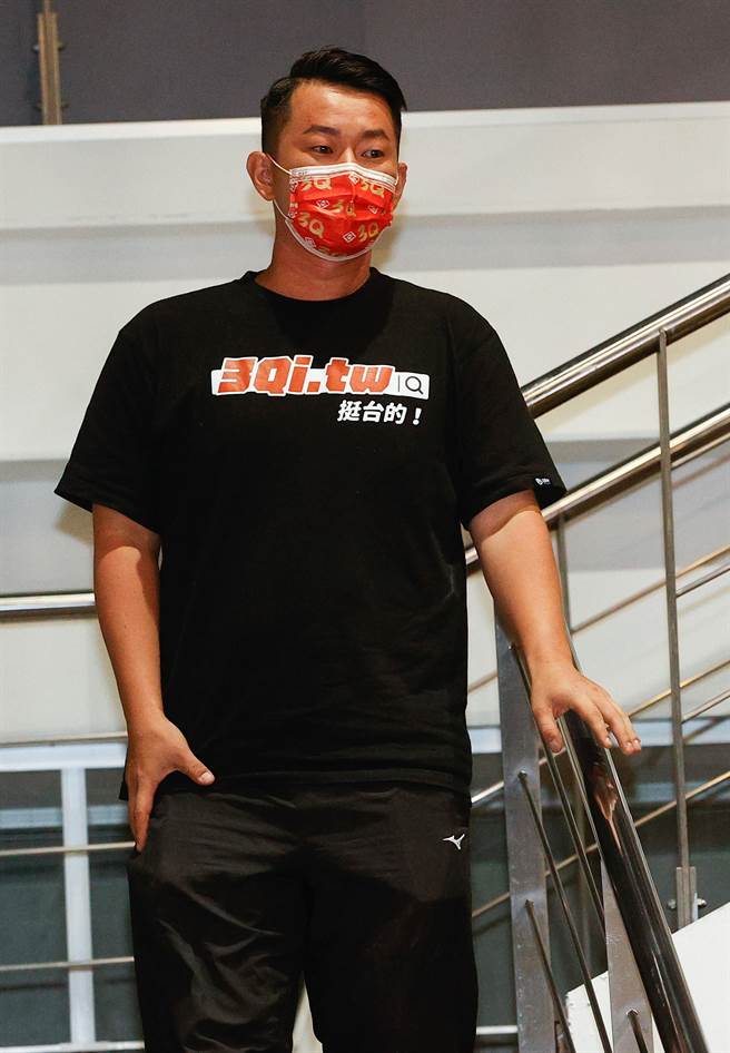 立法委员陈柏惟罢免案公办电视说明会13日晚7时登场，会后罢免人陈柏惟表示，对方提出的指控，除部分是民眾的疑问外，其他应该是有政治意图吧。（黄国峰摄）