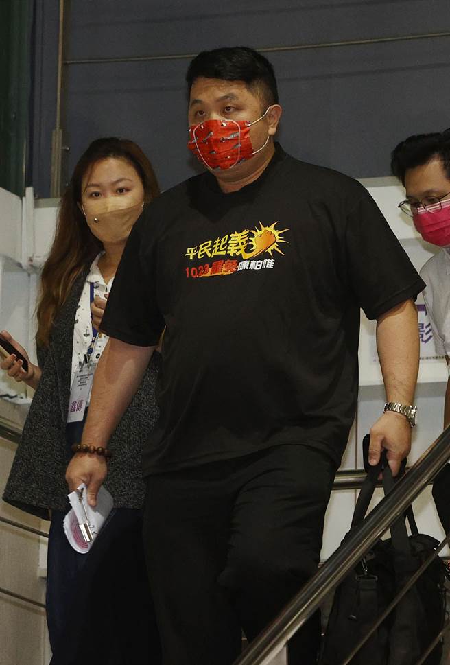 立法委员陈柏惟罢免案公办电视说明会13日晚7时登场，罢免案领衔人杨文元细数陈柏惟，各种的不是。（黄国峰摄）