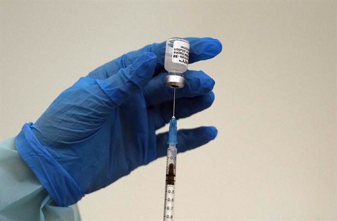 輝瑞與莫德納COVID-19疫苗的關鍵原料，來自日本傳承近400年的山佐醬油。圖為輝瑞疫苗。（圖／美聯社）