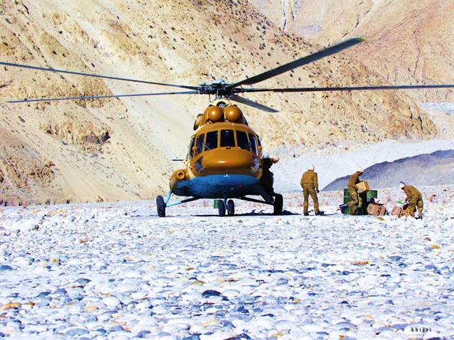 專家警告，巴基斯坦若繼續在軍政考量下拒絕採取行動，恐導致「缺水」成為其未來的存亡危機。圖為巴軍為邊境提供補給。（圖／巴基斯坦陸軍臉書）