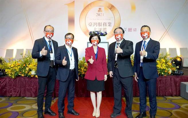 2021年工商时报《臺湾服务业大评鑑》成绩13日出炉，远传电信再次荣获连锁电信通路金牌奖，总经理井琪(中)亲自出席领奖。（图/远传提供）
