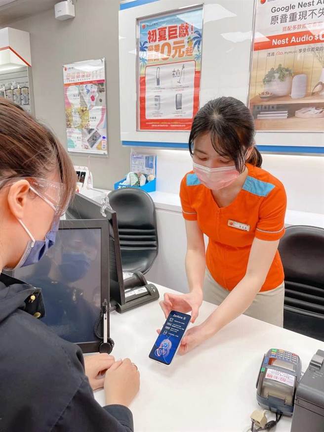 台灣大哥大秉持「五心級」服務，三度榮獲工商時報「臺灣服務業大評鑑」電信通路業銀獎。（圖／台灣大提供）
