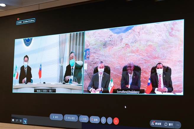 外交部长吴钊燮今天在常务次长俞大㵢陪同下，与索马利兰共和国新任外交暨国际合作部长瑞格萨（H.E. Essa Kayd Mohamud Raagsale）进行视讯会议。（外交部提供）