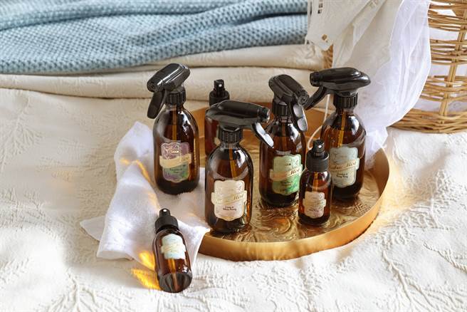 SABON织物香氛喷雾有茉莉伊兰、白茶佛手柑、薰衣草鼠尾草、亚麻白牡丹、绅士5款香气。（图／品牌提供）