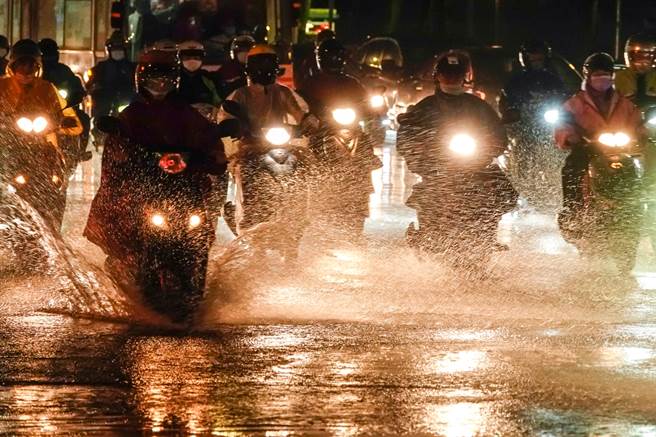 东半部豪大雨下不停！中央气象局指出，南方云系将持续影响到明天（14日）。（资料照／黄子明摄）