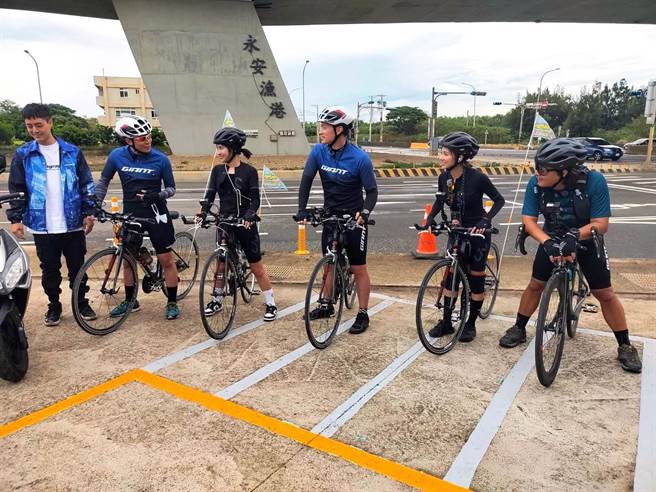 孙协志（左起）、峮峮、许孟哲、「豆花妹」蔡黄汝、王仁甫，为《飢饿》5周年南征之路开骑。

