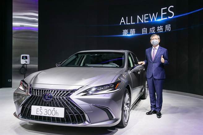 Lexus豪华轿车ES于13日上市新改款车型，总代理和泰汽车Lexus本部长赖光雄为新车站台。（图／业者提供）
