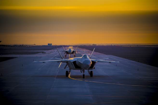 CNN指出，近期台海情势虽紧张，但中印边境情势也再度升高，恐先一步爆发衝突。图为大陆歼20战机。（图／新华社）