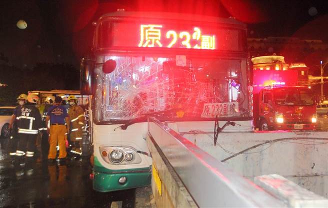 台北市1輛三重客運忠孝幹線公車13日晚間9點多行經忠孝西路、中山南路時，在行政院旁因司機恍神，直接撞擊地下道上方的水泥橋墩，造成司機、乘客共13人受傷，司機酒測值初測為0，目前已分別救醫救治，確切肇事原因正由警方調查中。（張鎧乙攝）
