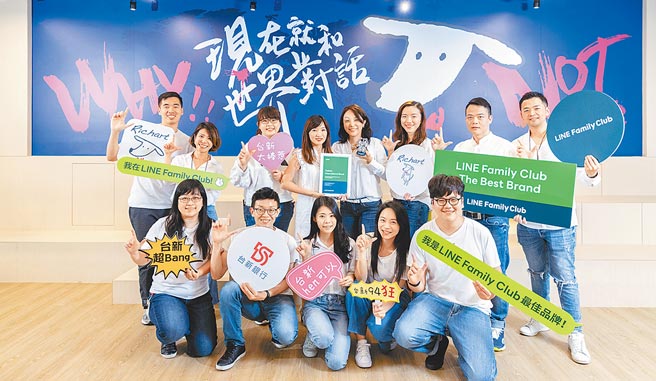 台新银行资深副总经理包国仪（上排右四）率领的数位金融部。VISA Debit提款卡，抢攻年轻市场。图／公司提供