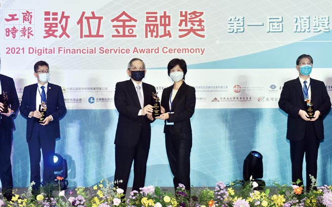 第一届《工商时报数位金融奖》颁奖典礼，财团法人联合信用卡处理中心董事长刘灯城（左）进行银行组优质奖颁奖，王道商业银行营运长赵秋玲（右）代表受奖。图／顏谦隆