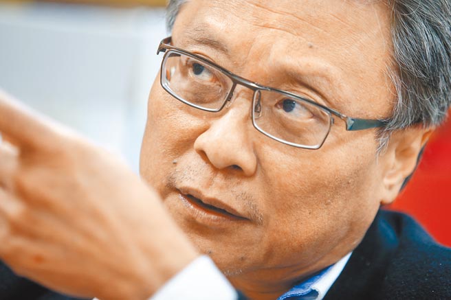 華視總經理莊豐嘉在國慶日發文稱「為幽靈國慶生」，作家張大春（見圖）以書法寫下「送冥紙到華視」字樣貼在臉書批評莊的行為。（本報資料照片）