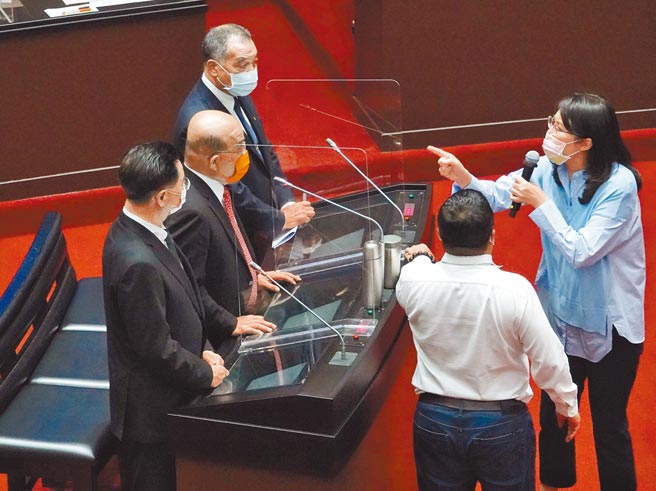 行政院长苏贞昌（左二）12日在立法院答询时，与国民党立委郑丽文（右）激烈争论，苏贞昌甚至动怒骂郑丽文「不要脸」。（陈信翰摄）