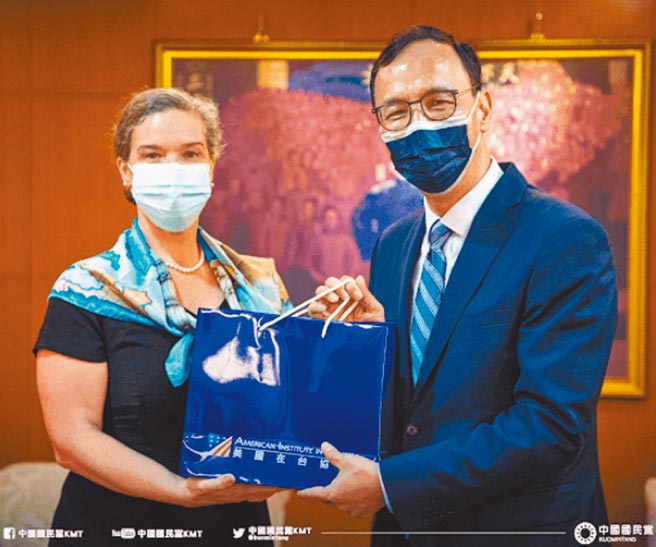 中國國民黨主席朱立倫與美國在台協會（AIT）台北辦事處處長孫曉雅（Sandra Oudkirk）會面。兩人針對台灣深化民主、台美雙邊政黨互動交換意見。（國民黨文傳會提供）