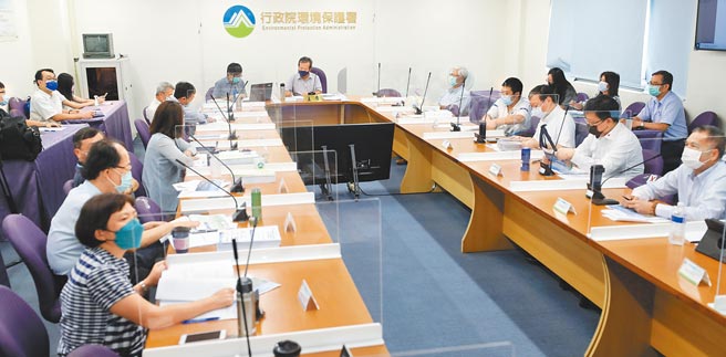 「桃園市觀塘工業區工業專用港環境影響說明書環境影響差異分析報告（外推方案）」專案小組初審會議12日舉行，會中邀集專家學者、開發單位、環評委員與地方代表出席，針對藻礁外推的解決方式進行意見的交流。（季志翔攝）