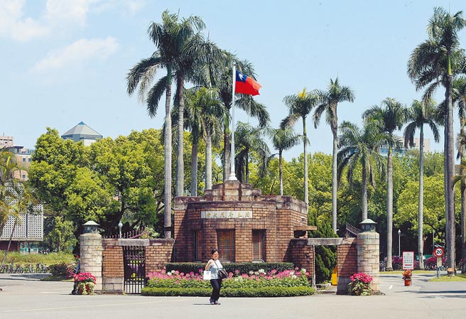 美国哈佛大学将从2022年开始改与台湾大学合作，并改名为「哈佛台北书院」。图为台大校门。（本报资料照片）